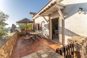 Apartamento, patio | Restaurante al aire libre