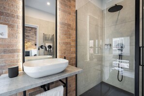 Leilighet – deluxe | Bad | Dusj, regndusjhode og håndklær