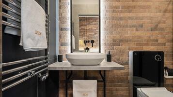 Superior Apartment | Bathroom | Shower, rainfall showerhead, towels