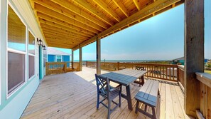 Outdoor dining - Tiffany House: 4  BR, 3.5  BA House in Crystal Beach, Sleeps 16 (Bolivar Peninsula)