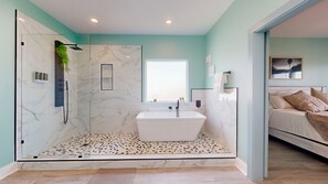 Shower - Tiffany House: 4  BR, 3.5  BA House in Crystal Beach, Sleeps 16 (Bolivar Peninsula)