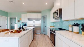 Fridge, microwave, oven, stovetop - Tiffany House (Bolivar Peninsula)