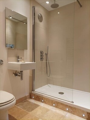 Dusch, handdukar, tvål och toalettpapper