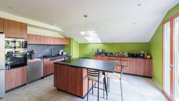 Een koelkast, een microgolfoven, een oven, een kookplaat