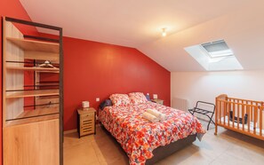 4 slaapkamers, een bureau, een strijkplank/strijkijzer, reisbedje