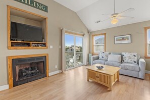 Fernseher, Kamin, DVD-Player