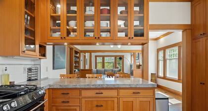 Luxurious Family Oasis in Fountain District, Walking Distance to Cafes & Parks
