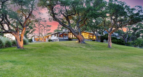 Waterfront Oasis: Dock, Recreation Hall & Pet-Friendly!