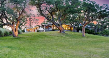 Waterfront Oasis: Dock, Recreation Hall & Pet-Friendly!