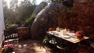 Appartamento, 2 camere da letto, patio | Ristorazione all'aperto