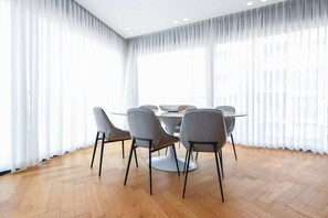Dining - Modern 2BR Apartment in Ben Yehuda by HolyGuest (Tel Aviv-Yafo)