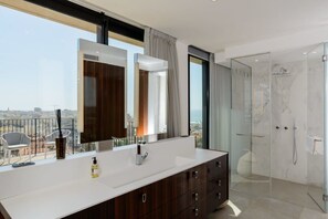 Douche, sèche-cheveux, serviettes fournies, papier toilette