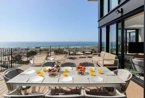 Outdoor dining - Luxurious 5BR Penthouse with Sea View by HolyGuest (Tel Aviv-Yafo)