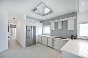 Fridge, microwave, oven, stovetop - Spacious 4 BR Penthouse with Sea View by HolyGuest (Tel Aviv-Yafo)