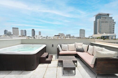Spacious 4 BR Penthouse with Sea View by HolyGuest