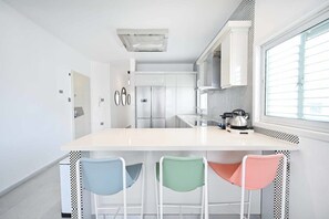 冷蔵庫、電子レンジ、オーブン、コンロ