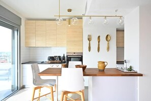 Fridge, microwave, oven, stovetop - The Radiant By HolyGuest (Tel Aviv-Yafo)