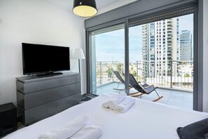 4 bedrooms, desk, iron/ironing board, WiFi - The Radiant By HolyGuest (Tel Aviv-Yafo)