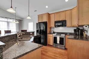 Refrigerador, microondas, horno y parrilla de estufa 