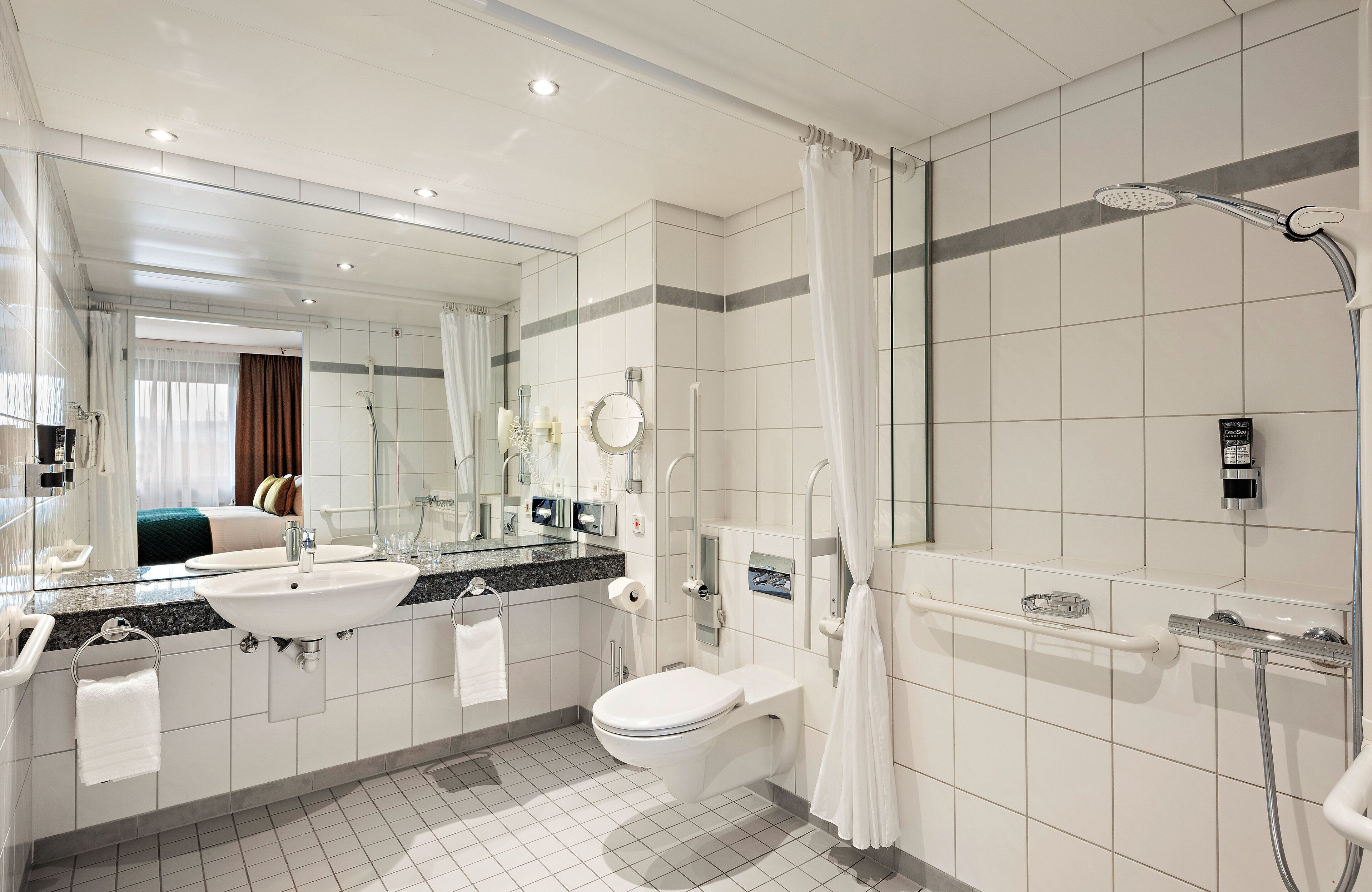 Un baño moderno con ducha, inodoro y lavabo.