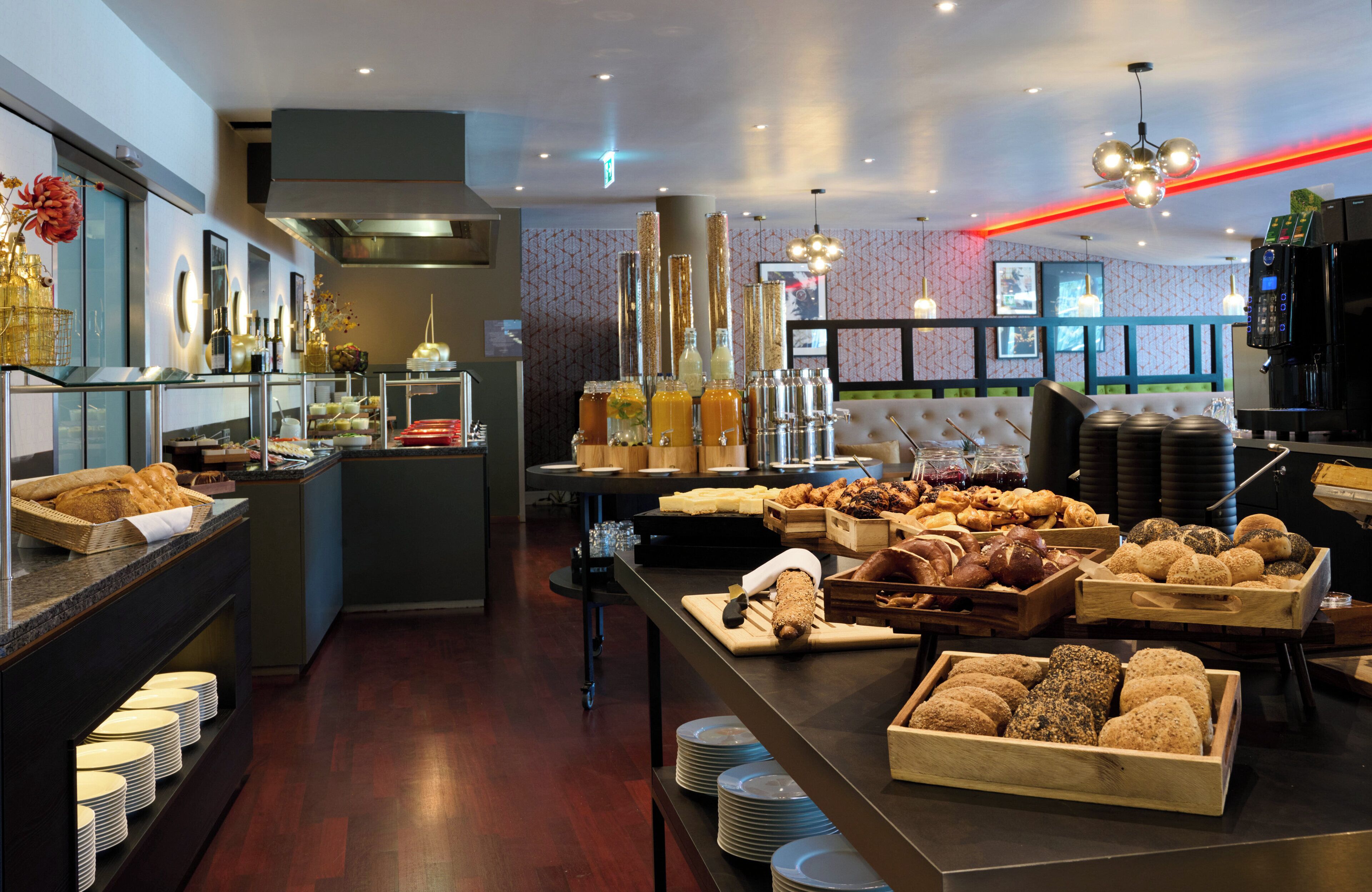 朝食 (ビュッフェ)、毎日提供 (1 名様 21 EUR)