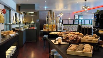 Desayuno buffet diario (EUR 21 por persona)