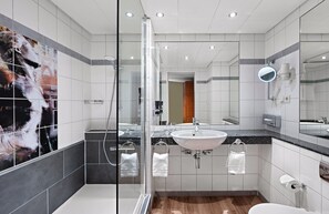 Habitación Deluxe | Baño | Ducha, artículos de higiene personal gratuitos y toallas
