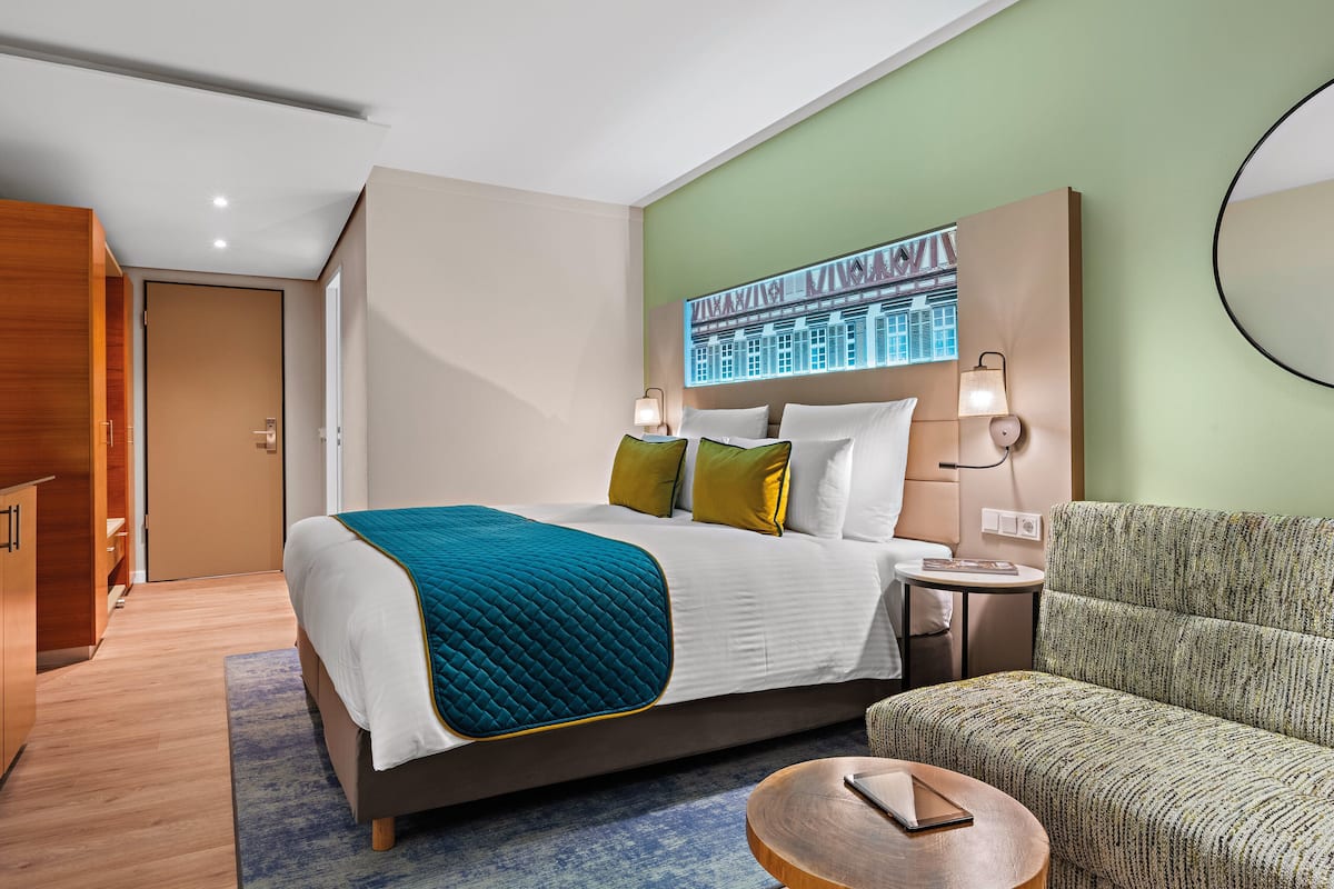 Safe på rommet, skrivebord, lydisolert og barnesenger (inkludert)