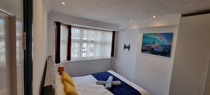 4 bedrooms, iron/ironing board, WiFi, bed sheets - Spacious Four Bedroom House (Watford)