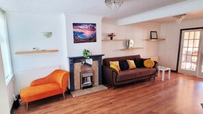 Living area - Spacious Four Bedroom House (Watford)