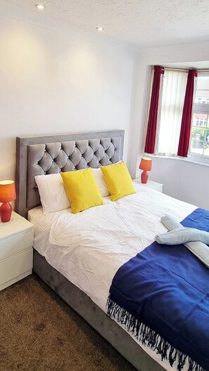 4 bedrooms, iron/ironing board, WiFi, bed sheets - Spacious Four Bedroom House (Watford)