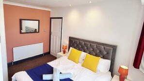 4 bedrooms, iron/ironing board, WiFi, bed sheets - Spacious Four Bedroom House (Watford)