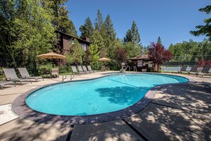 A heated pool - St. Francis # 18 by Hauserman Rentals (Tahoe City)