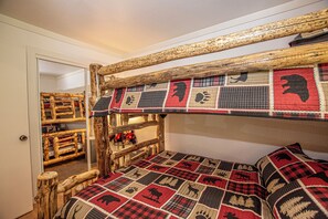 2 habitaciones, escritorio, tabla de planchar con plancha y wifi gratis 