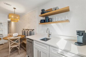Réfrigérateur, micro-ondes, plaque de cuisson, lave-vaisselle