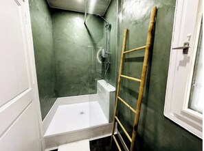 Articles de toilette gratuits, sèche-cheveux, serviettes fournies