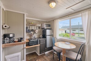 Een koelkast, een microgolfoven, een koffiezetapparaat/waterkoker