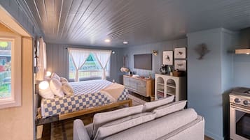 Travel crib, free WiFi, bed sheets