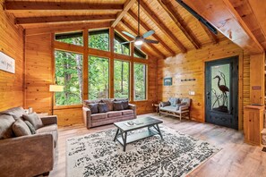 TV, fireplace, video games, foosball - HUGE 10 BDRM Retreat! Private + HOT TUB! (Sevierville)