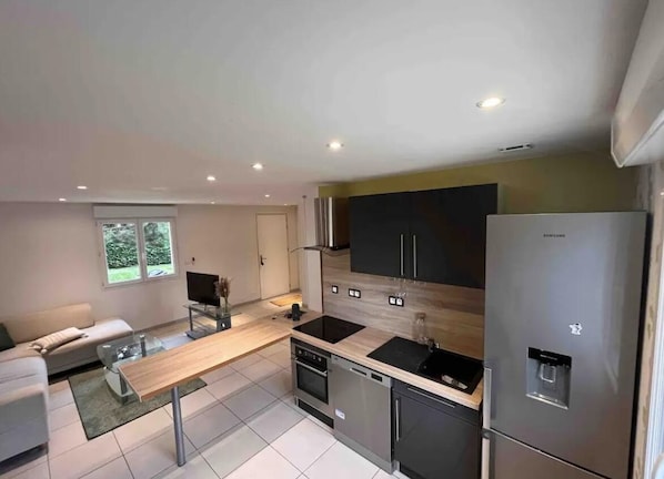 Een eettafel, een keukeneiland