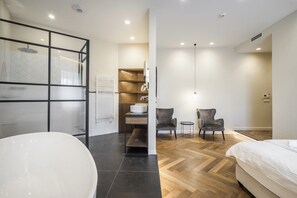 Deluxe Room, Bathtub