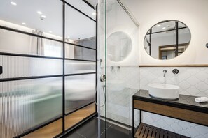 Deluxe Room | Bathroom | Hair dryer, towels - Budapest Eye Boutique Suites by BQA (Budapest)
