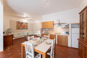 Huoneisto, 2 makuuhuonetta, patio | Ruokailu