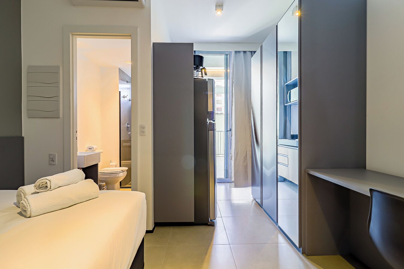 Escritorio, espacio para trabajar con laptop y wifi gratis 