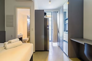 Desk, laptop workspace, free WiFi, bed sheets - 360 On Imarés by Housi (São Paulo)