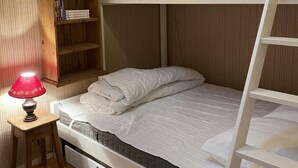 A bunk bed with a wooden ladder, a small bedside table with a lamp, and a bookshelf against the wall. - 350m from ski slopes, 3rd floor, balcony, parking, tv, ski locker, 39m², Valloire (Valloire)