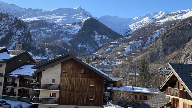 A mountain village with wooden buildings and snow-covered peaks in the background. - 350m from ski slopes, 3rd floor, balcony, parking, tv, ski locker, 39m², Valloire (Valloire)
