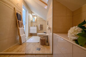 Dusche, Haartrockner, Handtücher