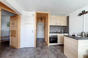 Kylskåp, mikrovågsugn, ugn och diskmaskin