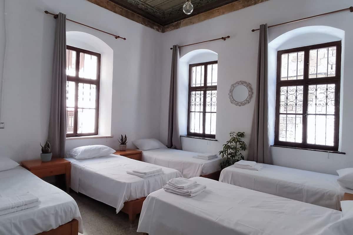 Single Bed in Male Dormitory | Verdunkelungsvorhänge, kostenloses WLAN, Bettwäsche